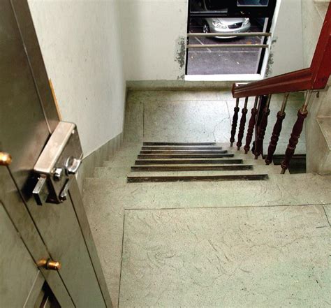 臥室門對向下樓梯